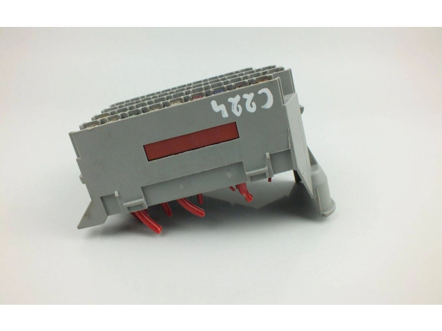 Блок предохранителей  9162439   Volvo V70    