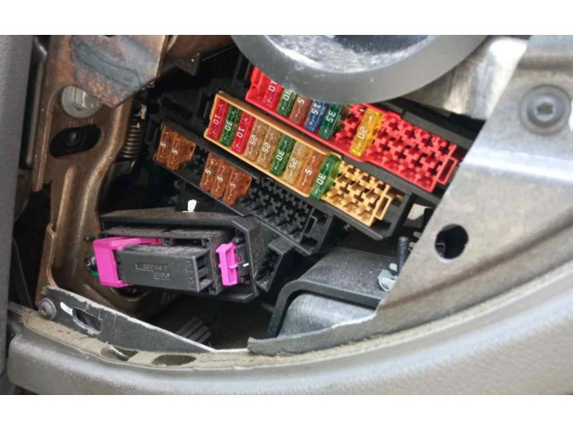 Pojistková skříňka Audi Q7 4L 2009