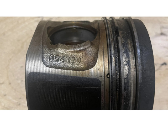Píst 11257803033, 7803033 BMW 1 F20 F21 pro naftový motor 2.0
