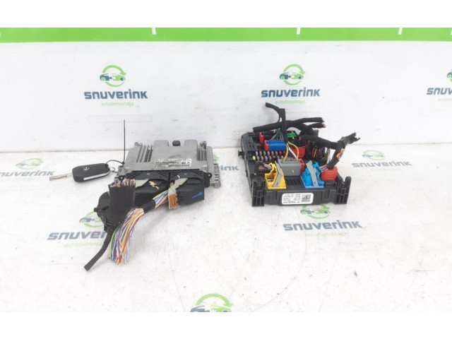 Блок управления двигателя 9832694380   Opel Combo E