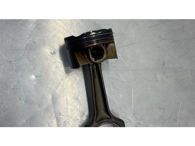 Píst 9468869, 8623418 BMW 5 G30 G31 pro benzínový motor 2.0