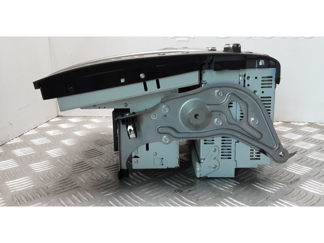 Радио/ проигрыватель CD/DVD / навигация