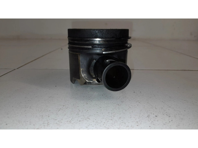 Píst 17484L110 BMW X5 F15 pro naftový motor 3.0