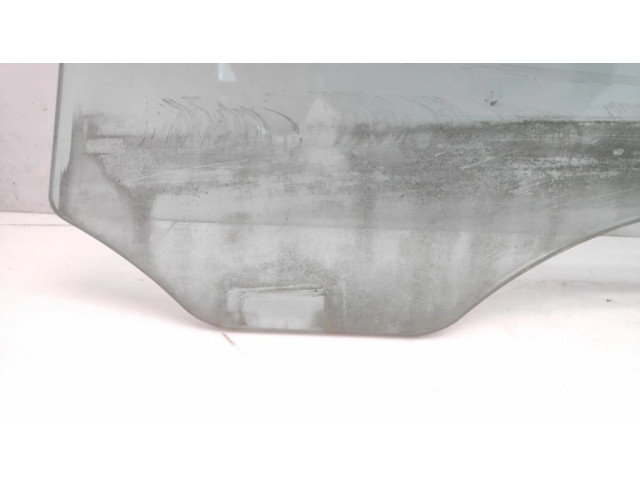 Основное стекло передних дверей (четырехдверного автомобиля)