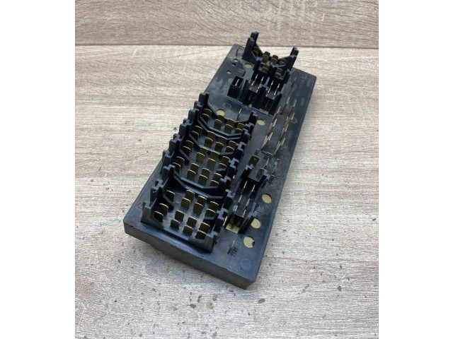 Блок предохранителей 443941822B   Audi 80 90 S2 B4    