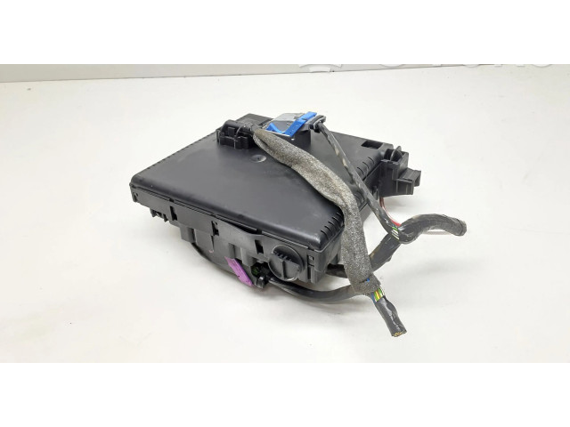 Блок предохранителей 8676391, 12217799 Volvo V70