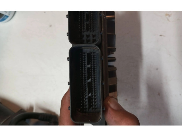 Блок управления двигателя 30729826   Volvo S60