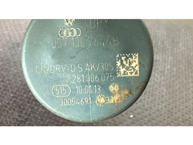 Топливная рампа 057130764ab   Audi A4 S4 B6 8E 8H 1.9 