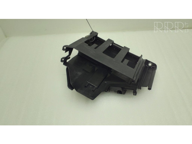 Другая деталь отсека двигателя