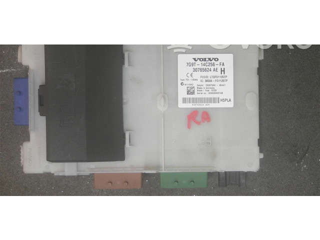 Блок предохранителей 30765624   Volvo V70    