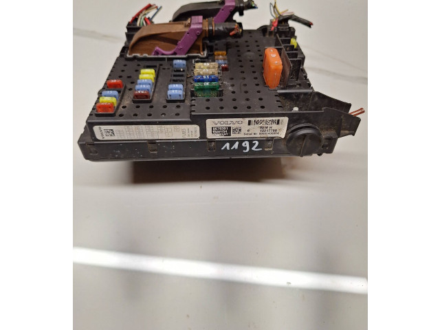 Блок предохранителей 8676391, 12217799   Volvo V70    