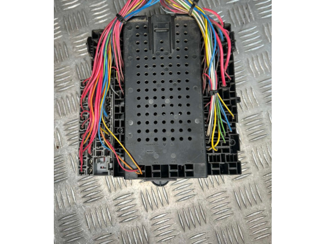 Блок предохранителей  8688153, 000001815990   Volvo S80    