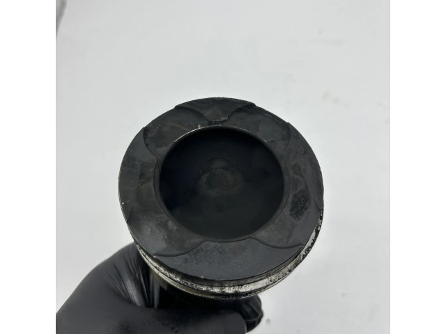 Píst Toyota Avensis T250 pro naftový motor 2.2 2AD