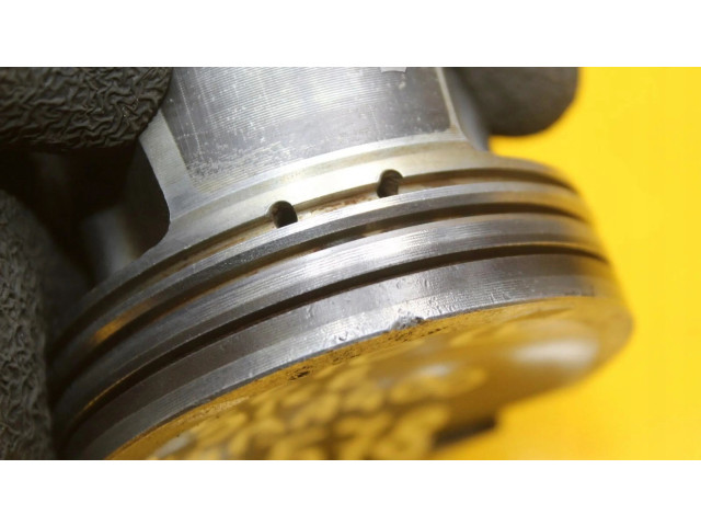 Поршень с шатуном H4BA400 Renault Clio IV