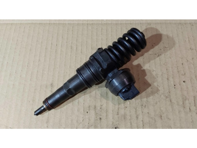 Vstřikovač 038130073BJ   Volkswagen PASSAT B6  pro naftový motor 2.0  