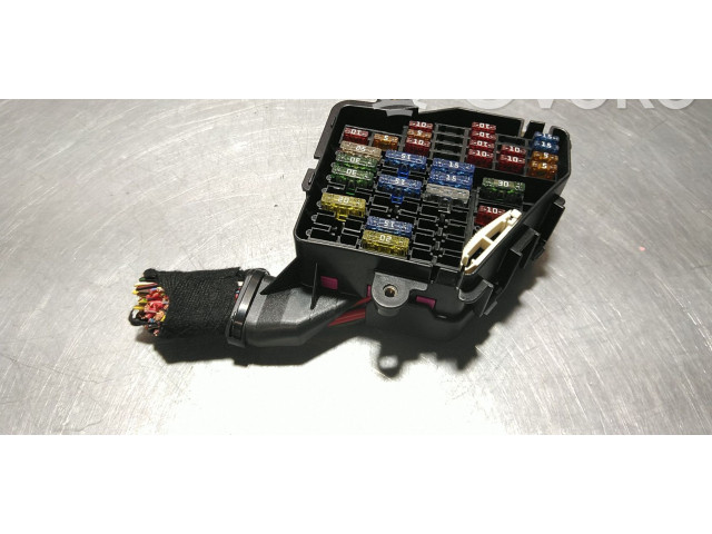 Блок предохранителей    8D1941824   Skoda Superb B5 (3U)