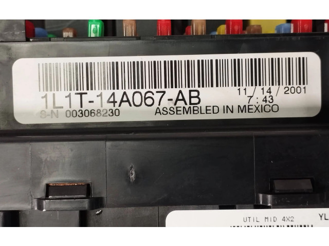 Блок предохранителей  1L1T-14A067-AB, 003068230   Ford F150    