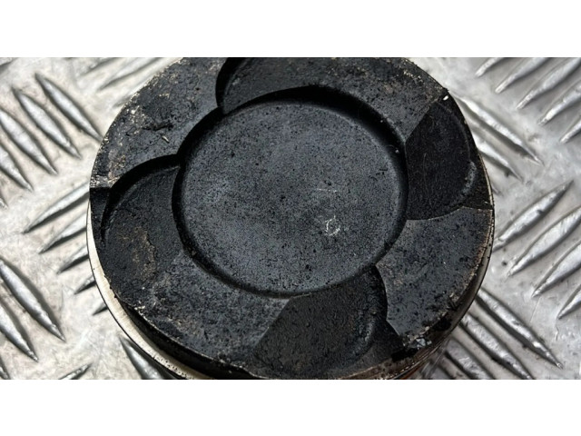 Píst 7624408, BV1368 BMW 5 F10 F11 3.0