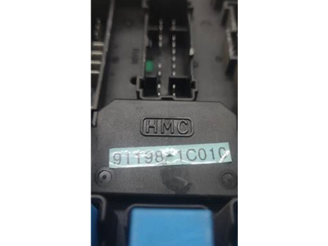 Блок предохранителей  91205-25201   Hyundai Getz    