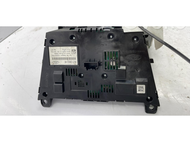 Радио/ проигрыватель CD/DVD / навигация