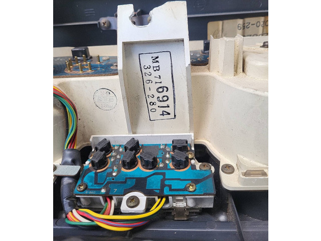 Přístrojová deska  Mitsubishi Pajero 1988 MB716914, 326280  