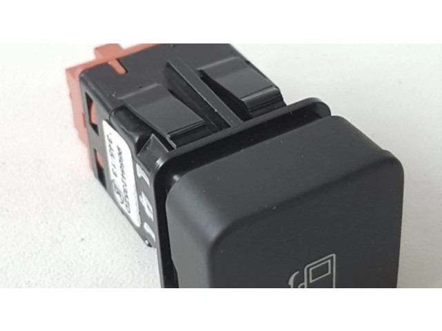 Включатель открытия топливного бака