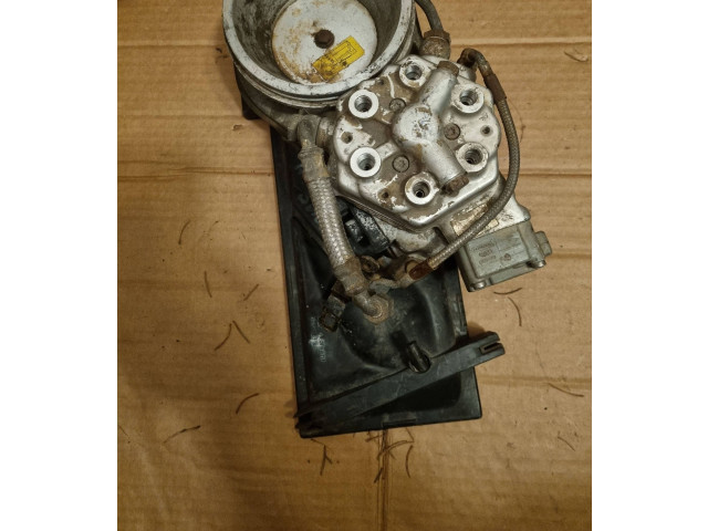 Vstřikovací lišta 034133353N, 0438121073   Audi 100 200 5000 C3     