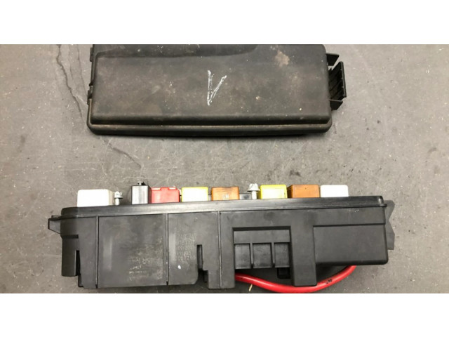 Блок предохранителей 13240247 Opel Vectra C