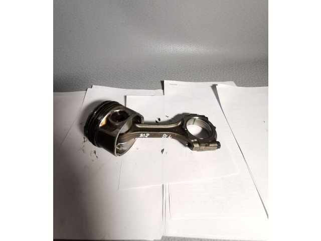 Píst Toyota Avensis T270