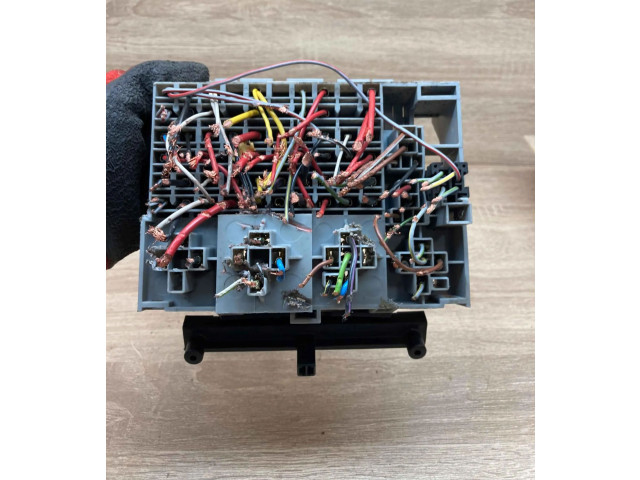 Pojistková skříňka 090356773 Opel Calibra 1989