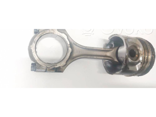 Píst Volkswagen PASSAT B5.5