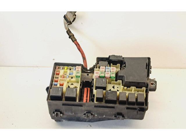 Блок предохранителей 8688040, 00679813 Volvo V70