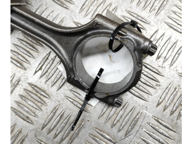 Поршень B 4204 T47 32298424, 31401957 Volvo XC40