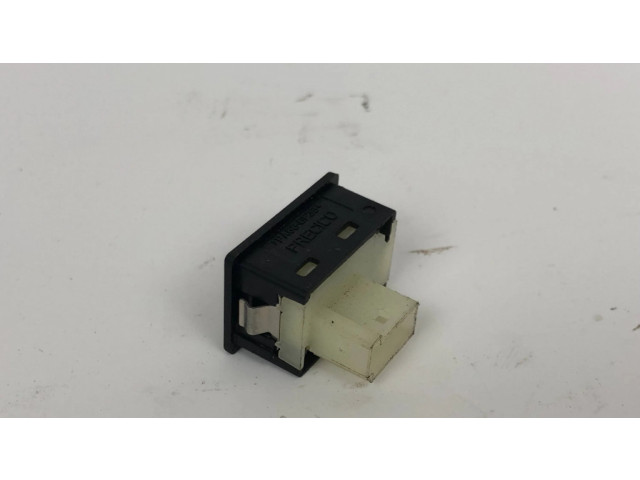 Выключатель открытия задней двери