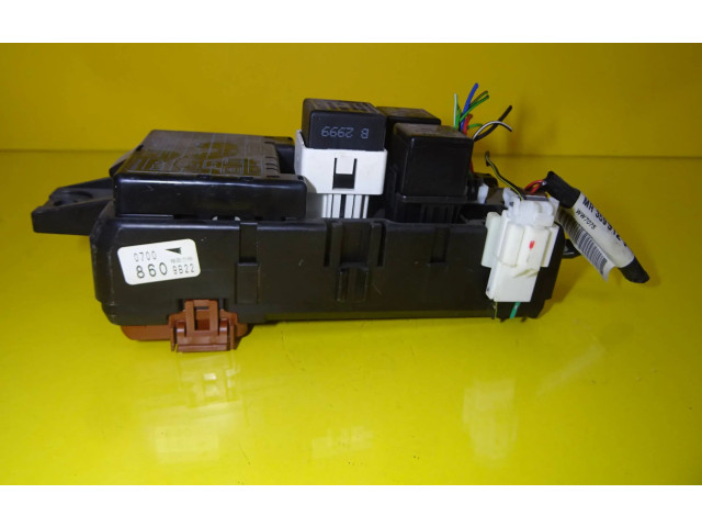 Блок предохранителей MB953355 Mitsubishi Carisma