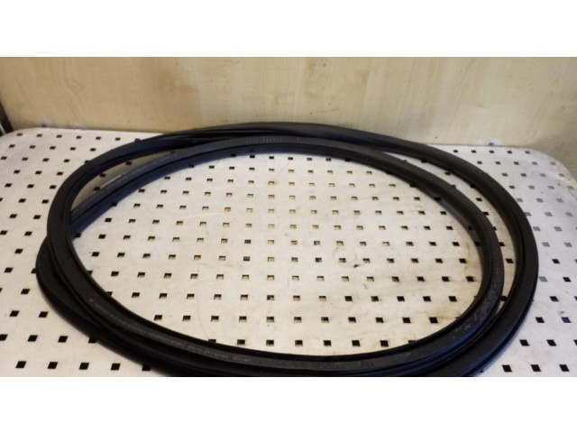 Передняя уплотнительная резина (на кузове)