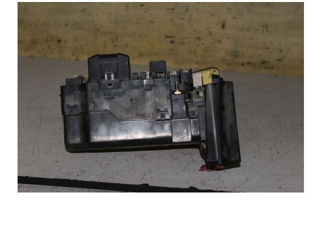 Pojistková skříňka Mitsubishi Pajero 2000