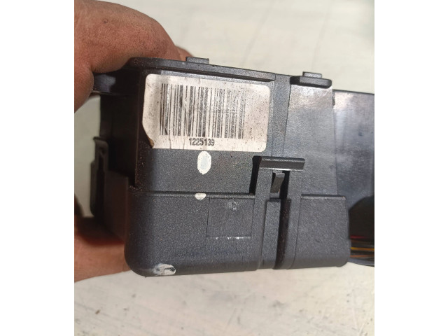 Блок предохранителей 1225139 Audi A3 S3 8L