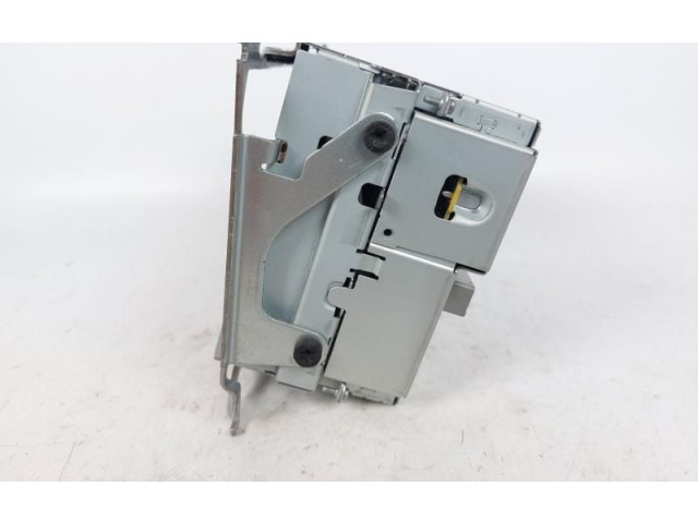 Радио/ проигрыватель CD/DVD / навигация