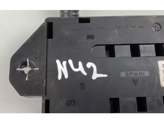 Блок предохранителей  9162323   Volvo V70    