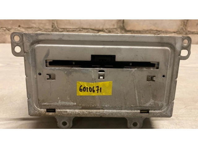 Радио/ проигрыватель CD/DVD / навигация