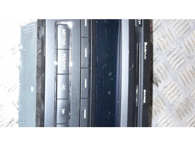 Радио/ проигрыватель CD/DVD / навигация