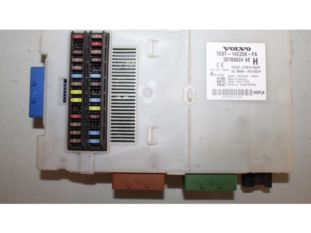 Блок предохранителей 30765624   Volvo V70    