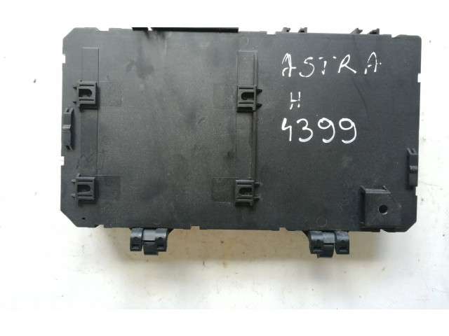 Блок предохранителей 13206762 Vauxhall Astra H