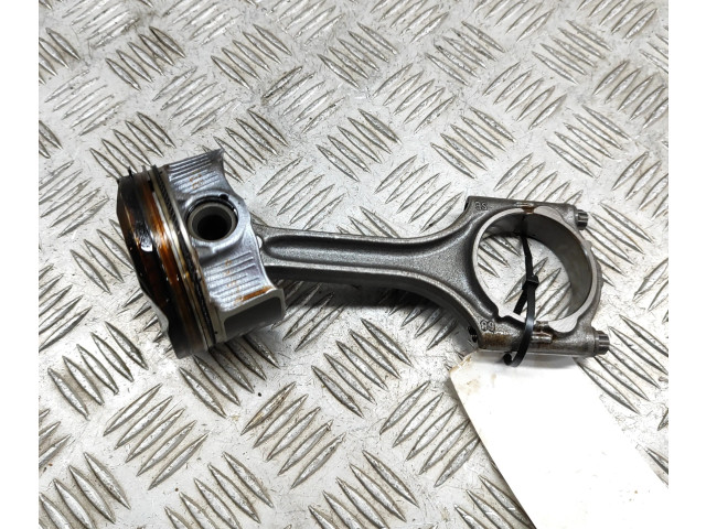 Поршень B 4204 T47 32298424, 31401957 Volvo XC40