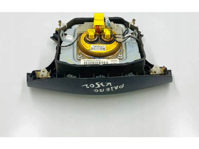 Подушка безопасности водителя ZCYU674175W, 7030A099 Mitsubishi Pajero