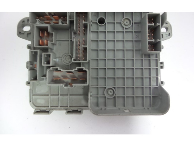 Блок предохранителей  YQE103740, 110648021400   Rover 25    