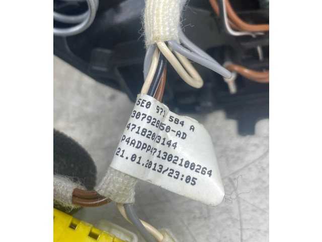 Подушка безопасности водителя 5E0880201A, 5E0971584A   Skoda Octavia Mk3 (5E)