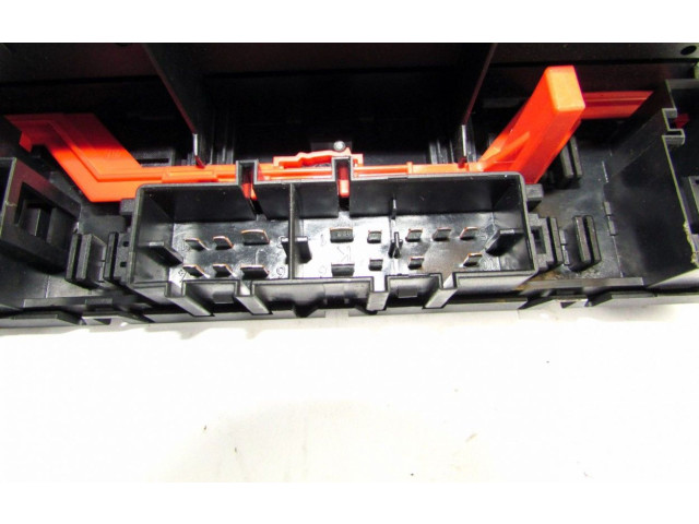 Блок предохранителей 1K0937049AA Volkswagen Caddy