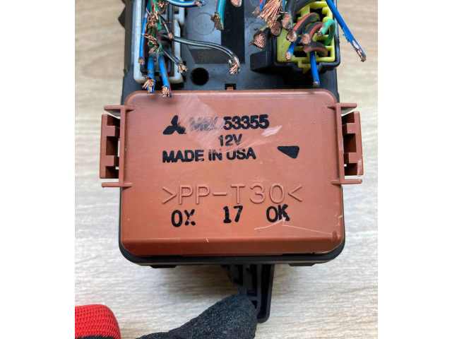Блок предохранителей MB953355, 0K080231 Mitsubishi Carisma